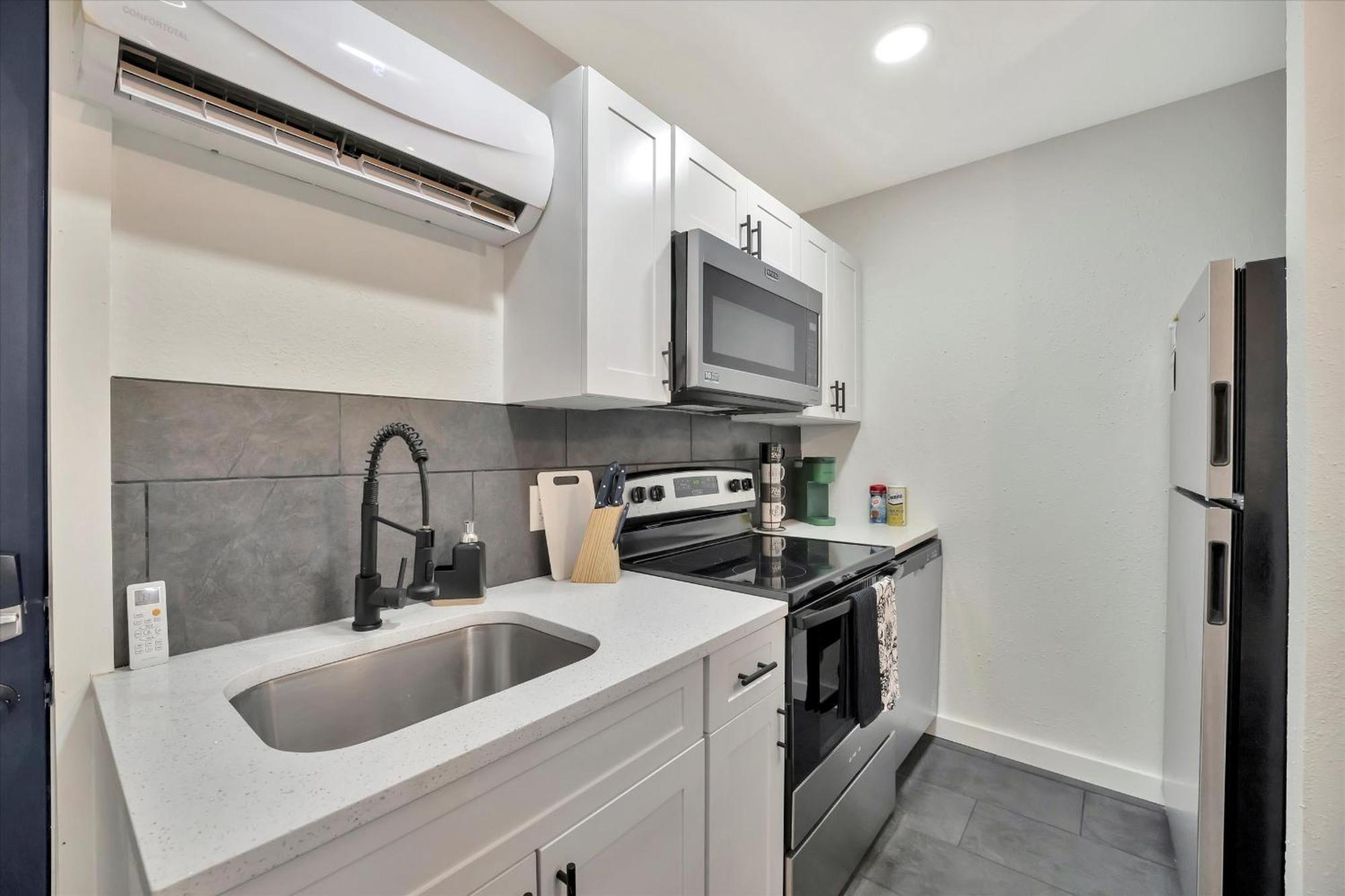 Walk To Stadium, Free Parking Apartment *