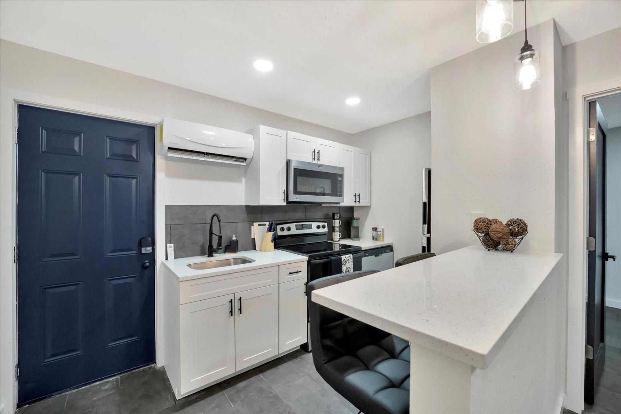 Walk To Stadium, Free Parking Apartment