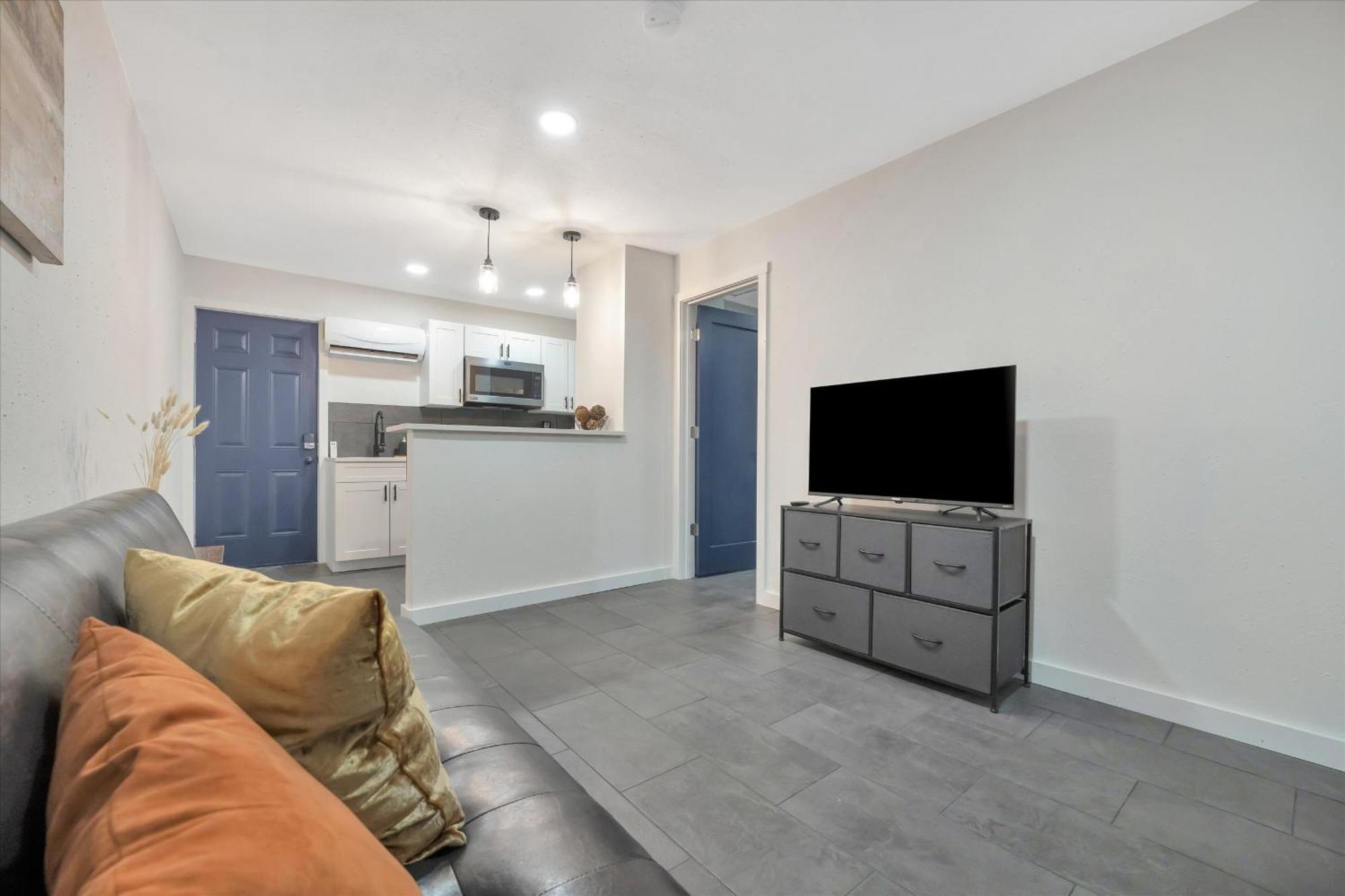 Apartment Walk To Stadium, Free Parking *