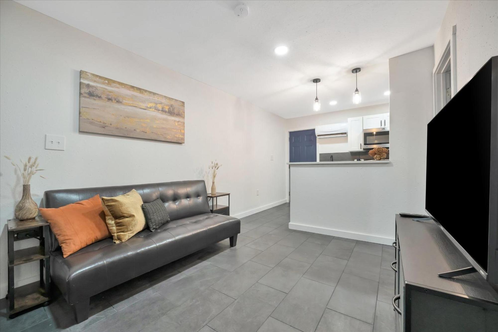 Walk To Stadium, Free Parking Apartment