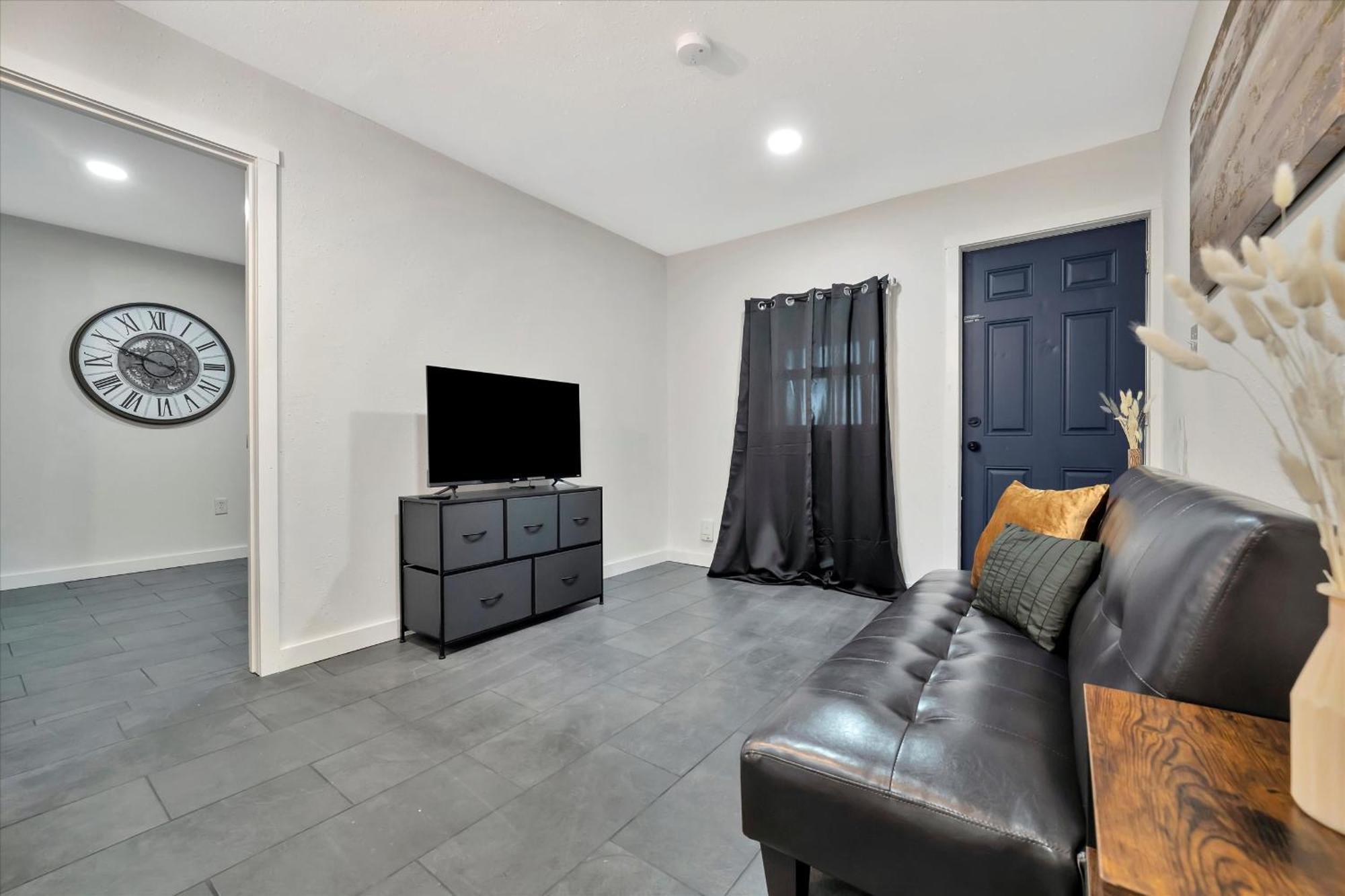 Apartment Walk To Stadium, Free Parking *
