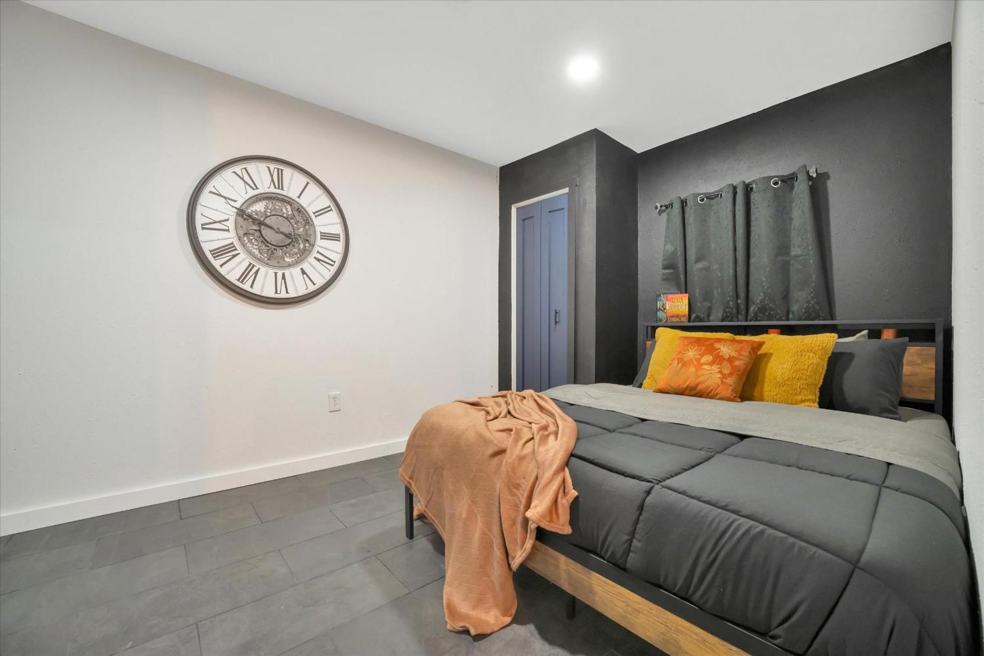 Walk To Stadium, Free Parking Apartment